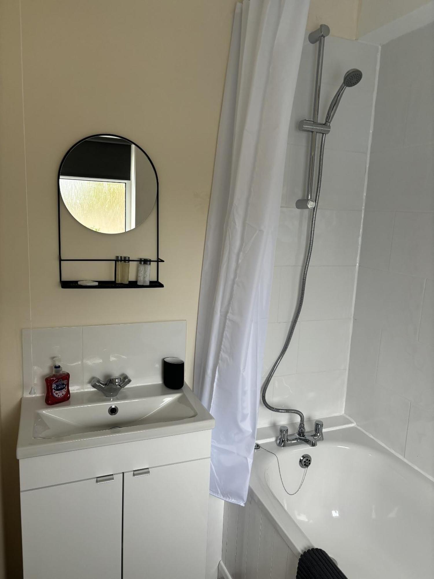 Central - 1 Bed, Cosy Retreat Swindon Exterior photo