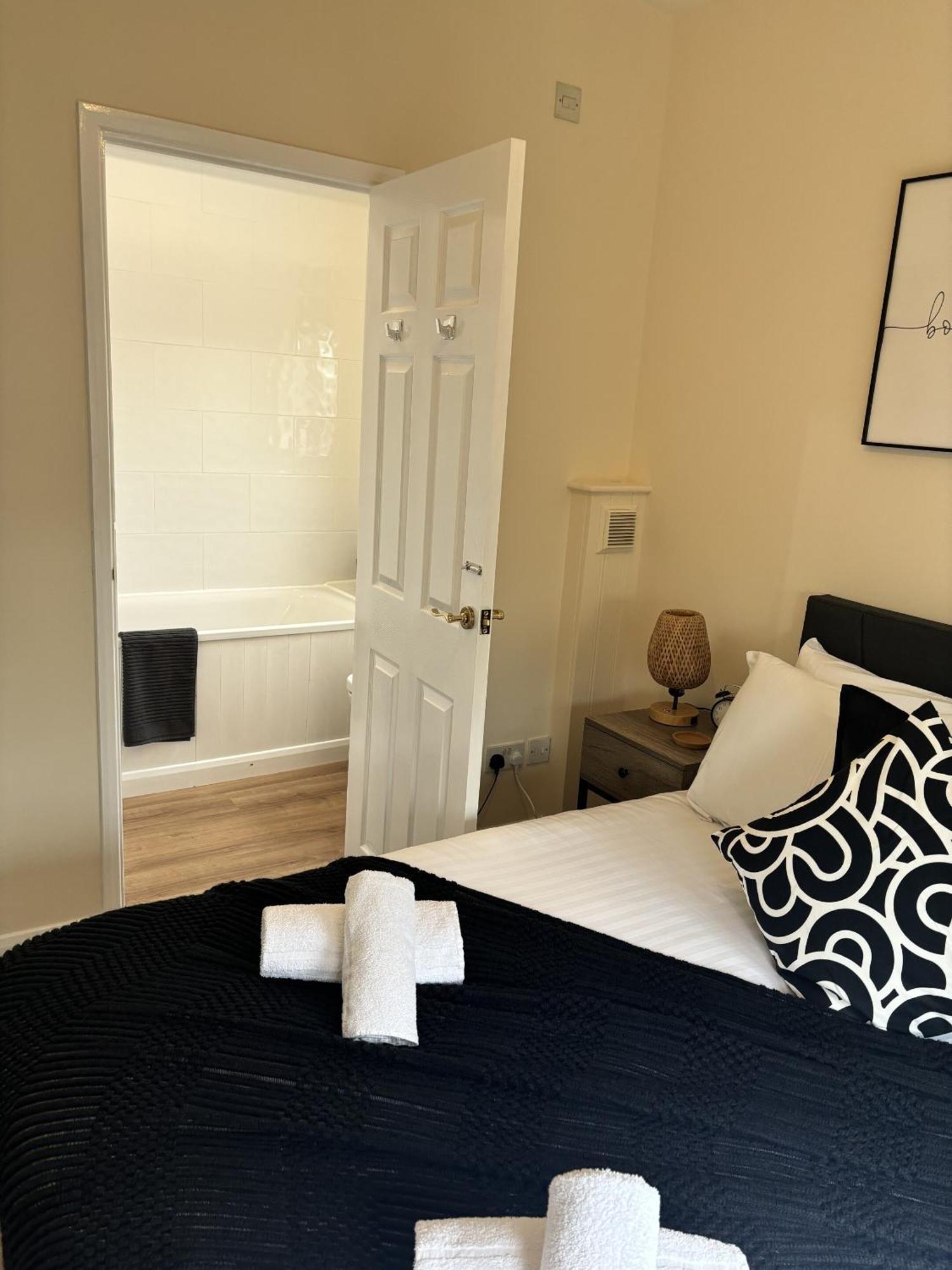 Central - 1 Bed, Cosy Retreat Swindon Exterior photo